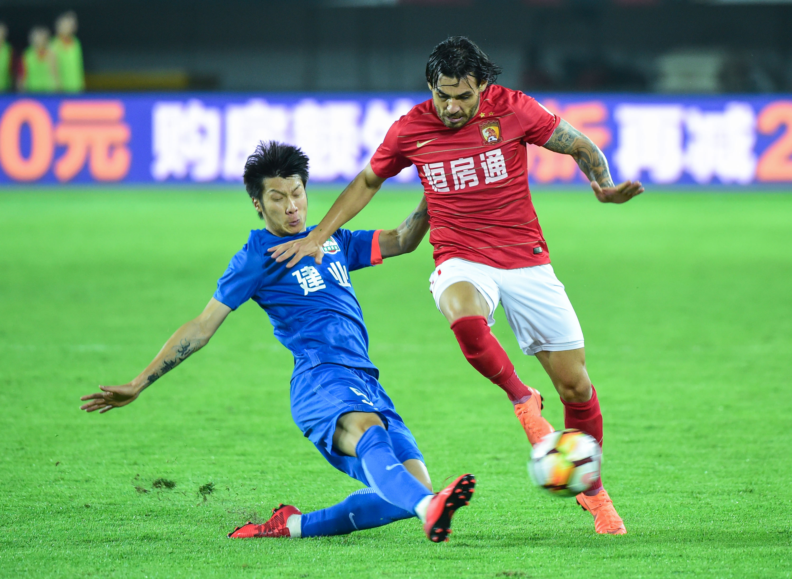 ac米兰-河南建业新援加盟，球队备战新赛季士气高昂的简单介绍