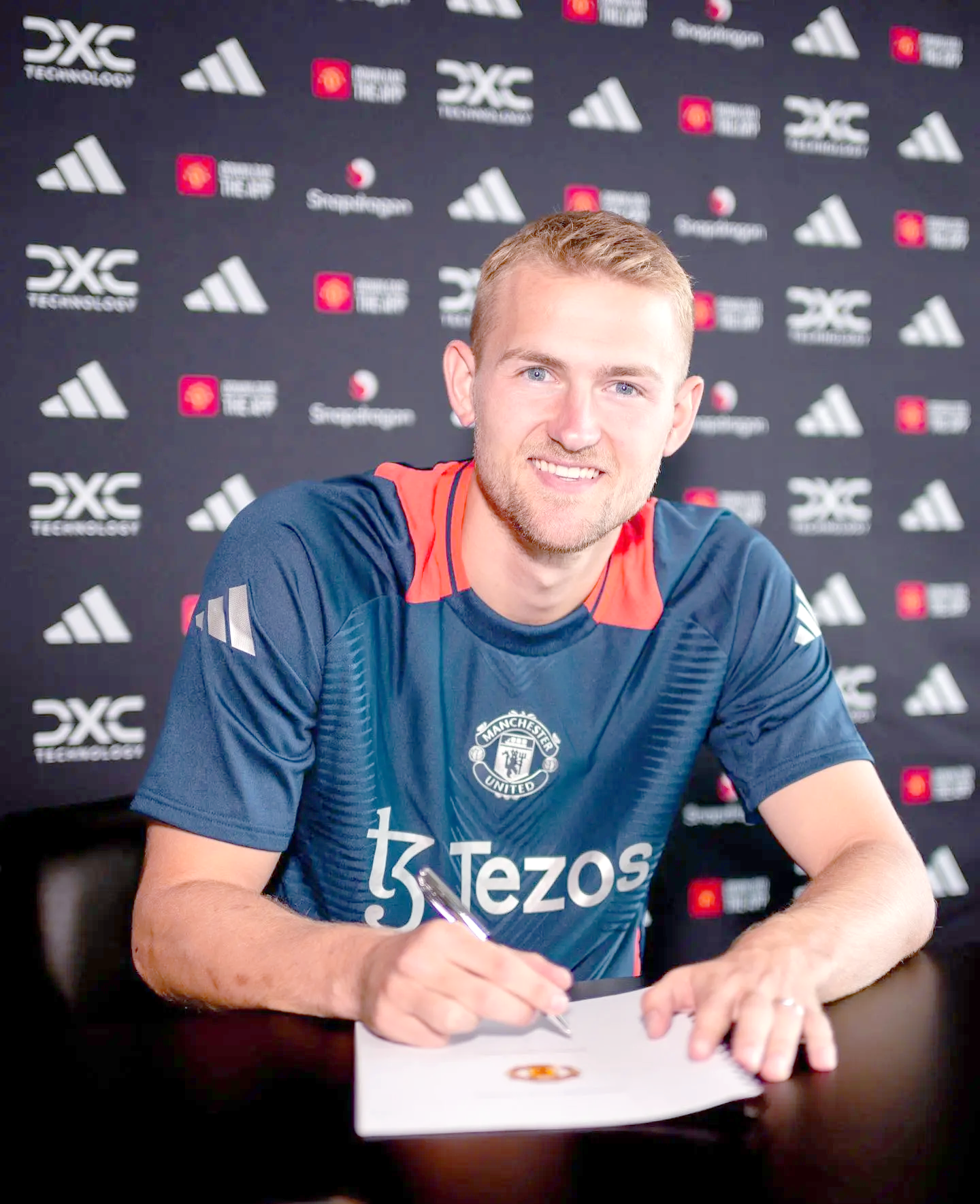 米兰-英超豪门喜迎新星加盟！埃弗顿签下荷兰前锋的简单介绍