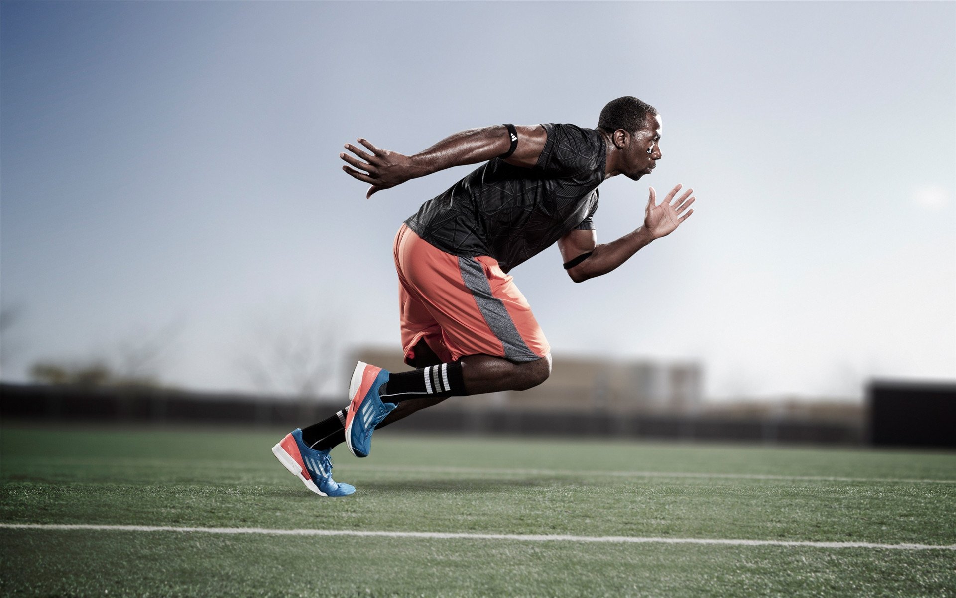 赛道上的王者对决，汉密尔顿高光表现助迈凯伦力克雷诺车队