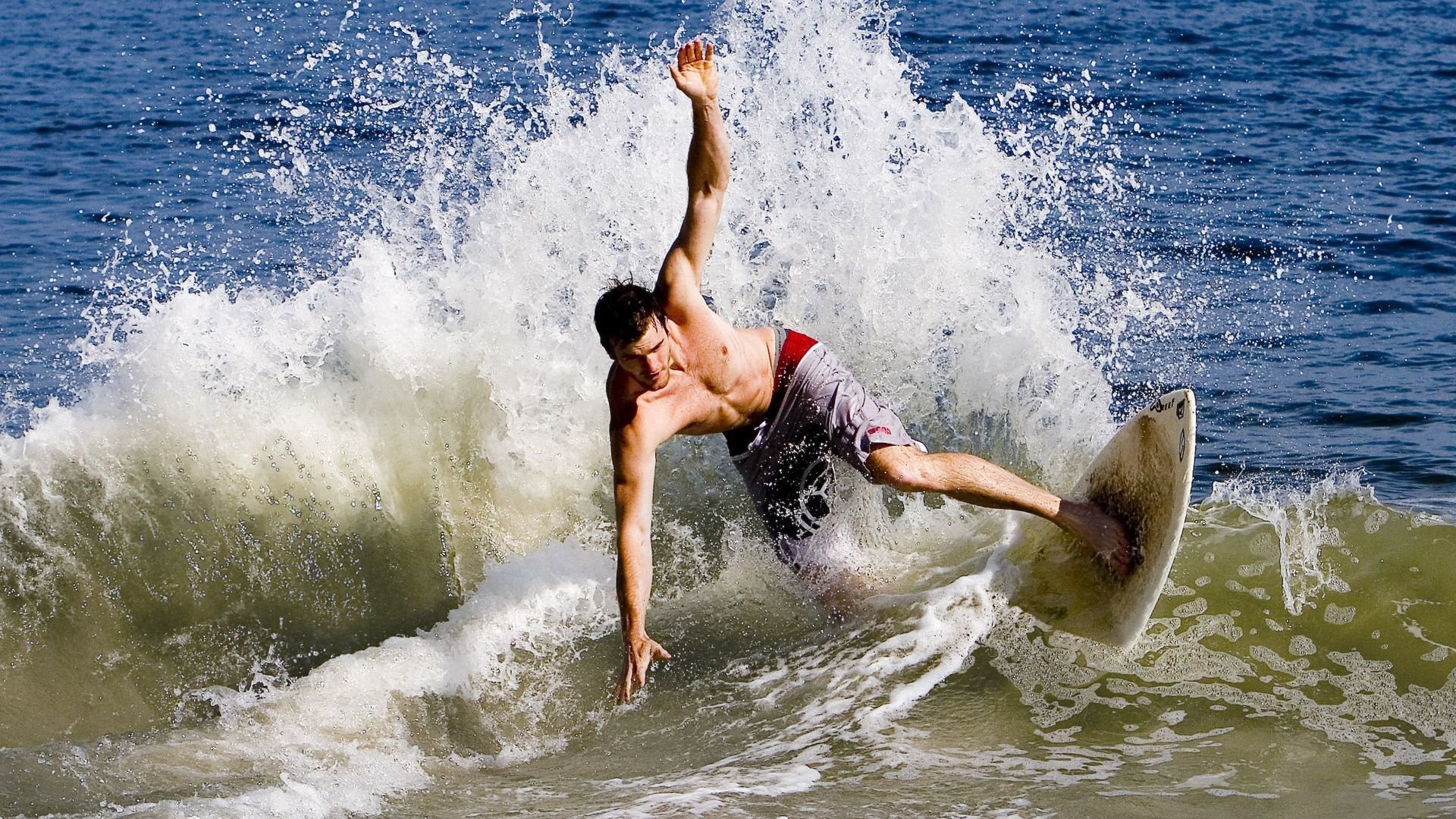 米兰体育官方网站-赛道风暴,雷诺双雄横扫哈斯,维斯塔潘上演极限超车秀